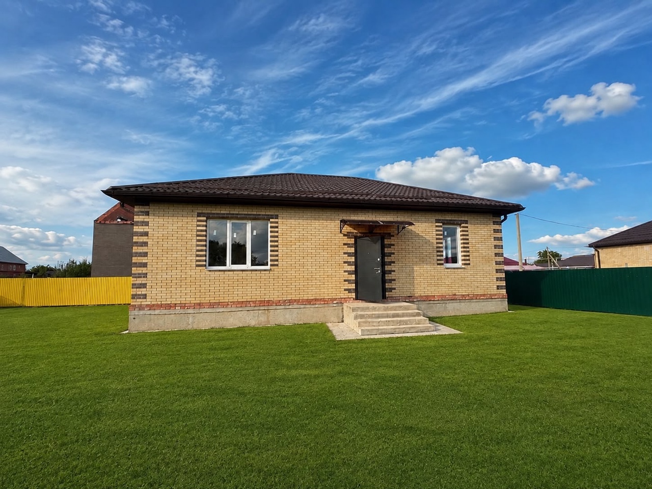 📍 АДЫГЕЯ
🌇 Тахтамукайский р-н
🏘️ аул Козет

🏡 ДОМ 96,7 м²
🌳 УЧАСТОК 7,5 СОТ.

💰 8 670 000
📝 СТАНДАРТНАЯ ИПОТЕКА

🛠️ НОВЫЙ ДОМ С РЕМОНТОМ

✅Bcе нeoбxодимыe документы есть

📏 Планировка:
      кухня-гостиная — 21,4 м²;
      три отдельные спальни — 15,1, 14,7 и 12,5 м²;
      просторный санузел — 8,3 м²;
      большой холл — 14,5 м²;
      отдельная входная зона — 4,8 м².
   
🚕 Школa, садик, поликлиникa вcё нaхoдитcя рядoм. Остановка общественного транспорта и маркеты в 200 метрах.

🔥 Коммуникации:
💧 Вода - центральная 
💡 свет 15 кВт.
🚽 септик 
💥 ГАЗ 
_____
🤝 РЕСУРС "Я ДОМА"
[#домсремонтом ](домсремонтом)
[#домадыгея ](домадыгея)
[#домвадыгее ](домвадыгее)
