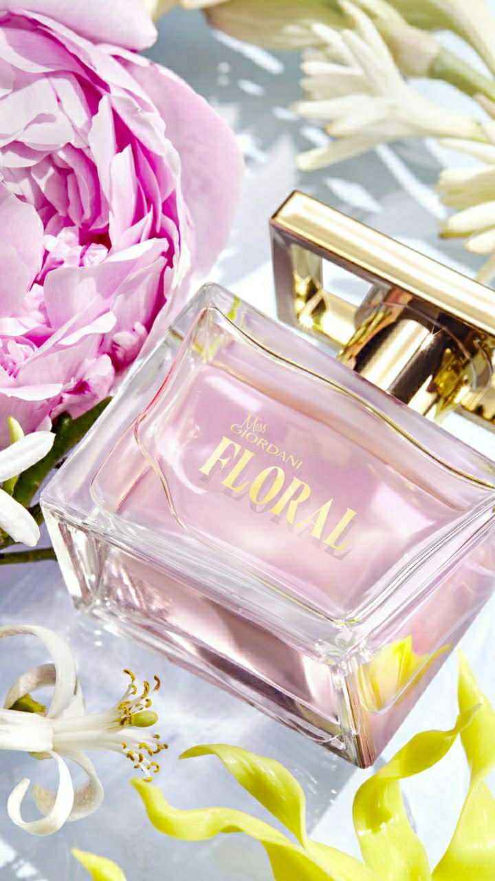 Парфюмерная вода Miss Giordani Floral

● Тип аромата: белоцветочный.
● Верхние ноты: мандарин, нероли, имбирь.
● Ноты сердца: жасмин, тубероза, пион.
● Базовые ноты: иланг-иланг, кедр, ваниль.
● Автор аромата: Александра Карлин и Эмили Копперман.

Этот цветочный букет создан в честь 10-летия аромата Miss Giordani.

➤ Код продукта: 46718