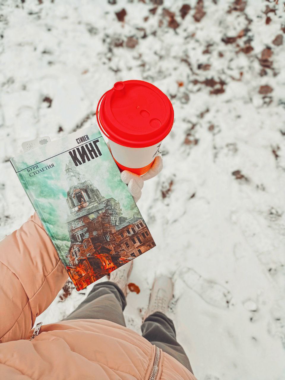 Пожалуй, эта книга одна из немногих,у которых не может быть хорошего конца.Условия игры такие,что выиграть невозможно,какой выбор бы ты не сделал.Роман написан ,как сценарий для фильма.Не совсем удобный вариант.Все эти "наплыв камеры" и "крупный план"очень отвлекают.В центре сюжета -жители острова,оказавшиеся во время стихии,именуемой "бурей столетия".Но что,если буря -не самое страшное?Что если остров находится не во власти бури,а во власти сверхъестественного существа?
Кинг прекрасно передает атмосферу хаоса и ужаса в городе,что заставляет читателя находится в напряжении.Как быть ,если в твоих руках судьба твоего ребенка?И только от твоего выбора зависит жизнь всех жителей города.
Читали книгу?