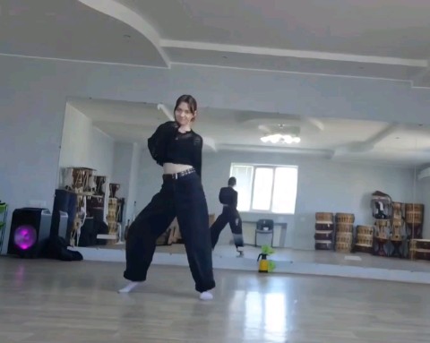 Aleen solo cover k-poo в LOOKY. . Мои танцы — это пот,...