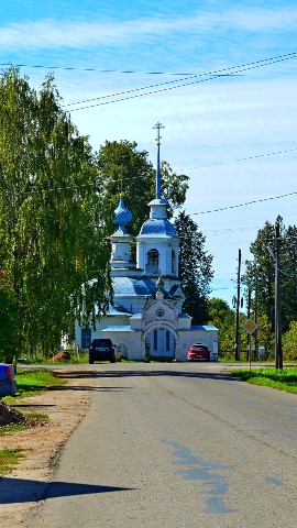 Прогулка к Петропавловской церкви: кадры из Солигалича

Я просто шёл к церкви — а получилось будто шагнул в другой век.

Шаг за шагом, по знакомой улице, мимо старых домов, где каждый наличник будто шепчет свою историю. И вот она — Петропавловская церковь в Солигаличе. Стоит спокойно, будто знает, сколько людей уже подходили к её стенам, сколько ветров её касалось, сколько зим она пережила.

Её построили в 1813–1815 годах на средства купцов Петра Дунаева и Андрея Миронова — и в этих камнях до сих пор чувствуется купеческая основательность: не кричащая роскошь, а твёрдое, надёжное достоинство. Проект делал губернский архитектор Н. И. Метлин, и в линиях храма читается спокойная строгость провинциального классицизма: округлённые углы, сдержанные пропорции, трёхъярусная колокольня со шпилем, который будто тянется к небу без лишней суеты.

А вокруг — голуби. Они кружатся над куполом, садятся на карнизы и кресты, будто сами стали частью силуэта храма. В кадре это выглядит как живая рамка: неподвижность камня и непрерывное движение птиц. Иногда кажется, что голуби знают этот храм лучше любого туриста — они чувствуют его ритм, его тишину.

И тишина здесь не пустая, а наполненная. В ней слышно, как время оставляет следы на старых стенах: в трещинах, в потемневшем камне, в едва заметных деталях, которые хочется рассматривать долго. Кажется, что если постоять чуть дольше, можно услышать отголоски прошлого — не громкие, не навязчивые, а тихие, как шёпот ветра в ветвях.

В этом видео я постарался поймать именно это ощущение: момент, когда ты подходишь к храму, и город вдруг становится не просто набором улиц, а пространством, где прошлое и настоящее встречаются в одном кадре. Где голуби — это не просто птицы, а часть истории, а камень помнит шаги тех, кто шёл по этим улицам задолго до нас.

Посмотрите видео — пусть эти кадры немного замедлят ваш день и подарят пару минут тишины.