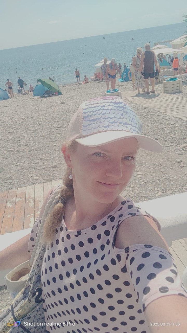 В последний день августа жизнь ощущается настолько быстротечной,словно открываешь дверь дома и каждый раз за ней видишь меняющиеся декорации.Пробуждающийся цветущий сад,десятки оттенков зелёного перед глазами и под ногами,последние яблоки на ветвях,белое покрывало тишины.И словно все это не растянуто на 12 месяцев,а сменяется какими-то рывками за считанные мгновения. 
Ещё одно лето позади.Ещё один год...
#моелето #мойавгуст #началоотпуска