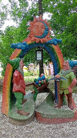 Влюблённая в жизнь в LOOKY. #гномы. Есть у нас в городе ...