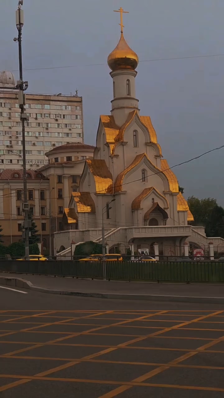 Незнаю кто поёт, но очень красивая песня 🤍