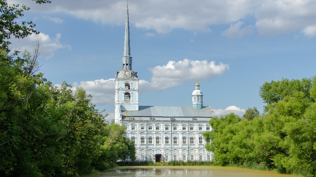 Есть в городе Ярославле незаслуженно забытые уголки, в которые нет пока паломничества туристов; редко кто из горожан посещает их.  Одно из таких достопримечательных мест – Петропавловский парк и его окрестности.
Освоение этих земель связано с  Петра I, по указу которого в Ярославле начала работать Ярославская Большая Мануфактура. Ее основатель – ярославский купец Иван Затрапезнов, учившийся в Голландии «холщовому делу», глубокий почитатель Петра I.
1736 г. на территории полотняного двора ЯМБ был заложен храм святых апостолов Петра и Павла «усердием Ивана Максимовича Затрапезнова, который задумал храм как напоминание об имени Петра I. 
Решено было скопировать пропорции и декор знаменитого Петропавловского собора в северной столице и построить в Ярославле храм в стилистике "петровского" барокко. Таких зданий старинный город да и все Вехневолжье еще не видели.