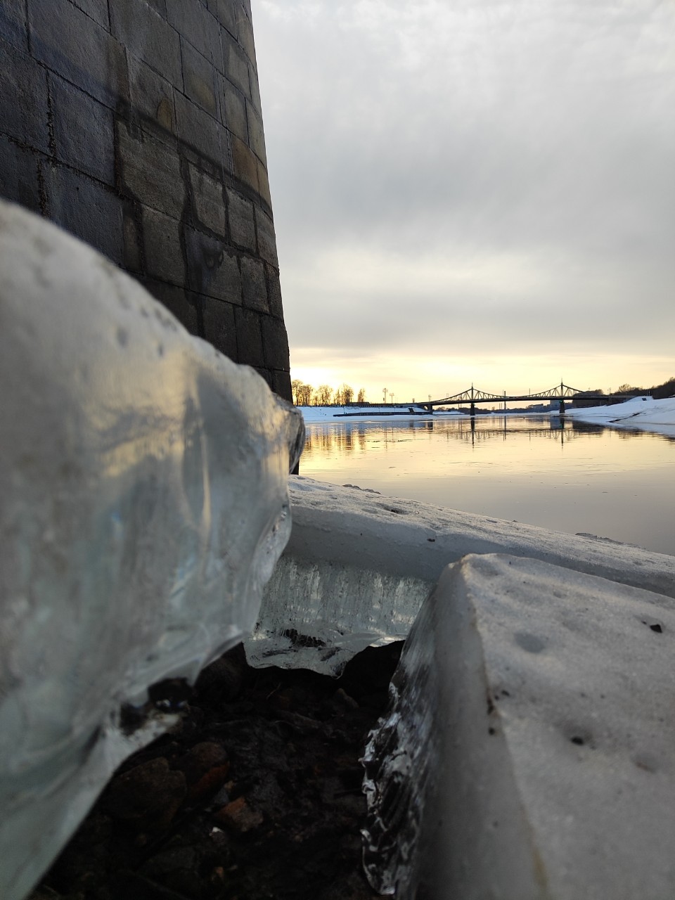 Весна Волга