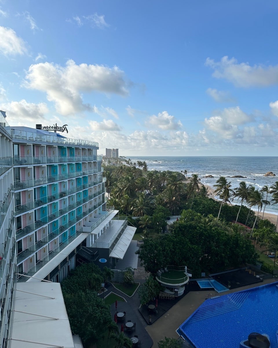 🇱🇰 Radisson Blu Resort, Galle 5* – для отдыха на южном побережье Шри-Ланки!

Первый и пока единственный отель группы Radisson на острове, который открылся в 2022 году. 

Об отеле:
🔅 расположен в 10 мин. на тук-туке от Галле и получасе езды от популярного туристического курорта Унаватуна;
🔅 первая линия с собственным песчаным пляжем в бухте, огороженной волнорезами;
🔅 172 современных стильных номера восьми категорий, площадью от 39 до 360 кв. м, все номера – с балконом и видом на океан;
🔅 4 ресторана, тип питания: «Полупансион», «Всё включено»;
🔅 бар Bommu на последнем этаже с открытой террасой и лучшим видом на курорт и океан;
🔅 бассейн с баром и кабанами, спа-центр, йога и фитнес-зал;
🔅 детский клуб и бассейн;
🔅 вечерние шоу-программы, живая музыка.

Отель подходит для отдыха как парам и молодёжи, так и семьям с детьми. Дети до 12 лет проживают бесплатно.
🌴
