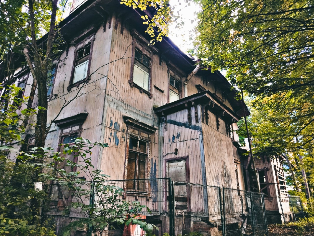 Дом зачарованных - русская версия
📍 Петровская коса
 
#альтернативныйтуризм
#заброшеннаястрана
#заброс
#заброшенное
#заброшка
#заброшенныеместапланеты
#заброшенныеместа
#заброшено
#заброшенныймир
#заброшеннаяроссия
#эстетикаебеней