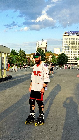 roam13roam в LOOKY. . Holy Roller sits in ...