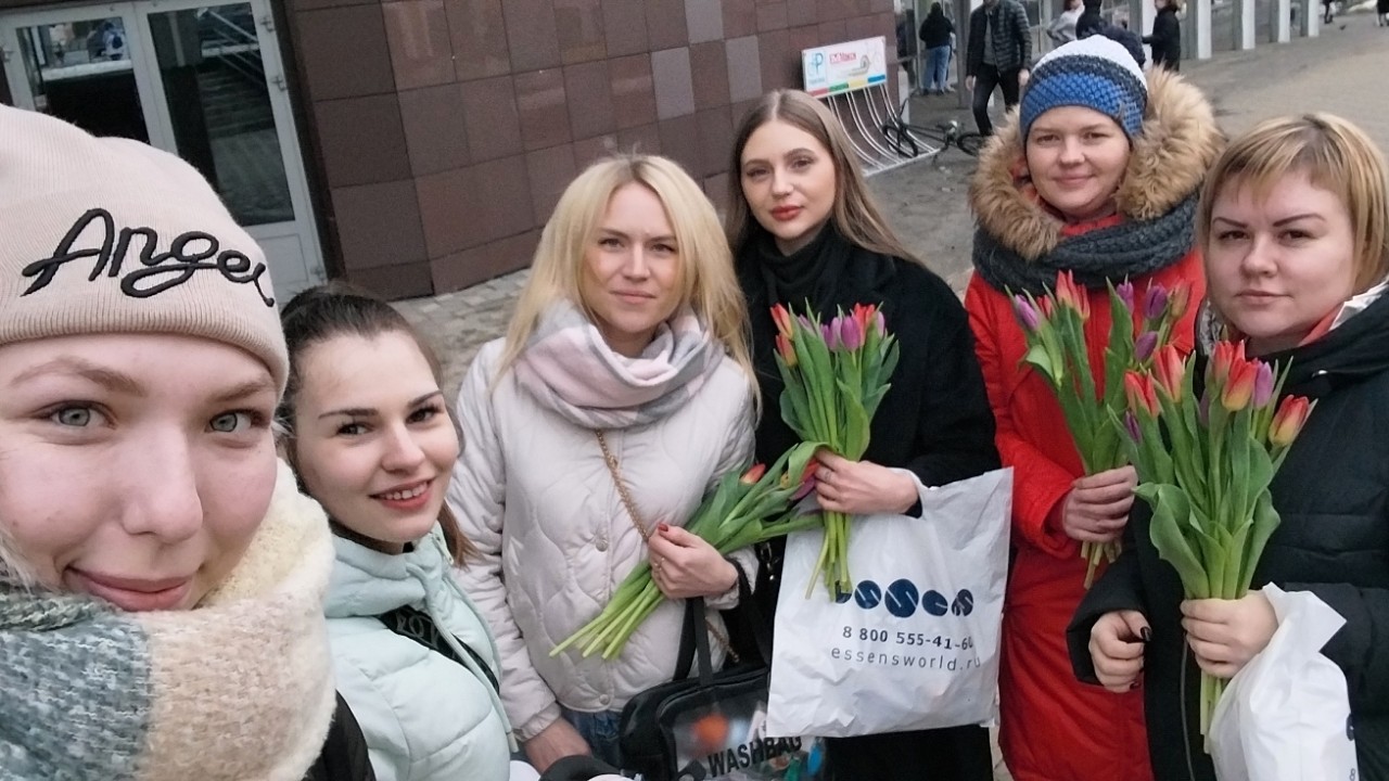 Сегодня с девчонками поздравляли женщин с наступающим праздником 💐💐💐
Так приятно видеть улыбки и слышать слова благодарности 🤗
Это очень приятно 🥹🥹🥹

Поздравляю всех с наступлением весны💐
С наступающим праздником 💐
Желаю Вам счастья, любви и отличного настроения 🤗

Команда Essens, Петрозаводск 🙂