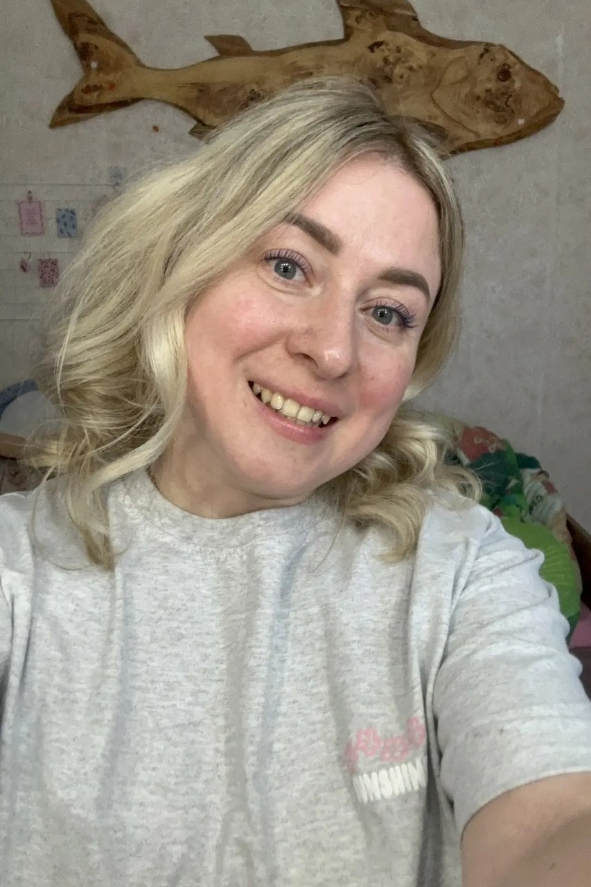 Как вернуть себе молодость 💃

Появление морщин, пигментные пятна и естественное старение кожи — то, с чем рано или поздно сталкиваются все. Но этот процесс можно замедлить или даже остановить. 💃

И для этого не нужно идти на инвазивные процедуры и инъекции ботокса. 

🔥Что помогает омолодить кожу: 

1) Коллаген + витамин С 

Прием гидролизованного коллагена улучшает эластичность кожи и уменьшает морщины. Лучше всего — в комбинации с витамином С, который организму синтезировать собственный коллаген. 

2) Цинк 

Ключ к регенерации, заживлению и антиоксидантной защите. Помогает синтезировать белки и восстанавливать клетки. 

3) Витамин D 

Ещё один повод включить его в регулярный рацион. Активные формы витамина помогают иммунной регуляции и поддерживают барьерные функции кожи, что помогает замедлить процессы старения. 

И это — только три варианта БАДов и добавок, которые благотворно влияют на наш внешний вид. 

Важно понимать, что хаотичный прием не приведет к желаемому результату. Если вы заботитесь о своем здоровье и хотите омолодить кожу без инъекций и косметологов, то всерьез задумайтесь о клеточном питании.