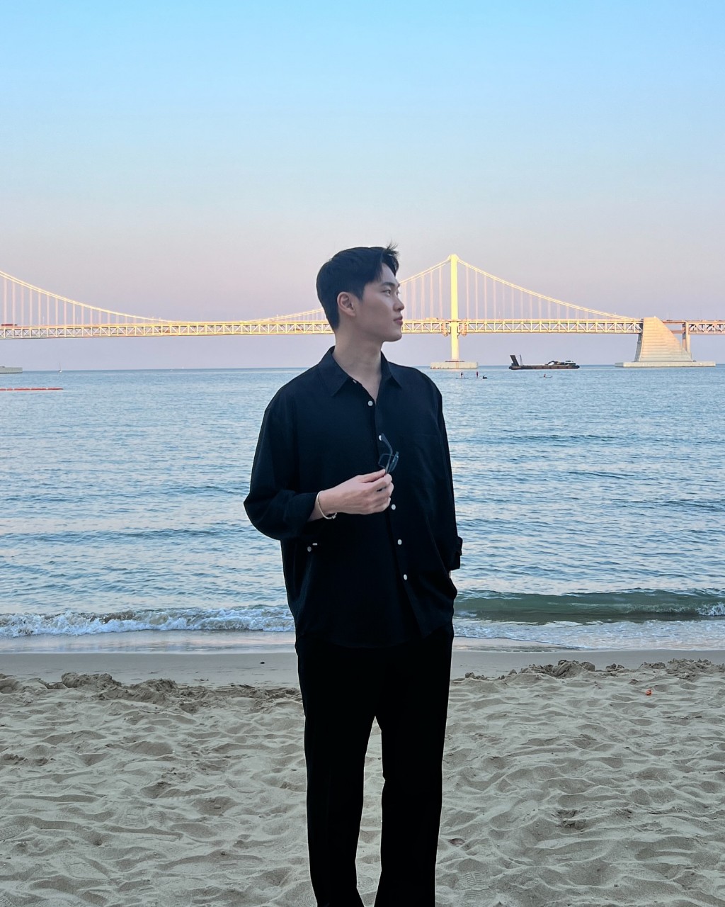 jimin hanuel in LOOKY. #SunsetEnergy,#BeachStyle,#MinimalFit,#MindfulLiving,#WanderLife,#CalmOnPurpose. 🖤 “There’s somethin...