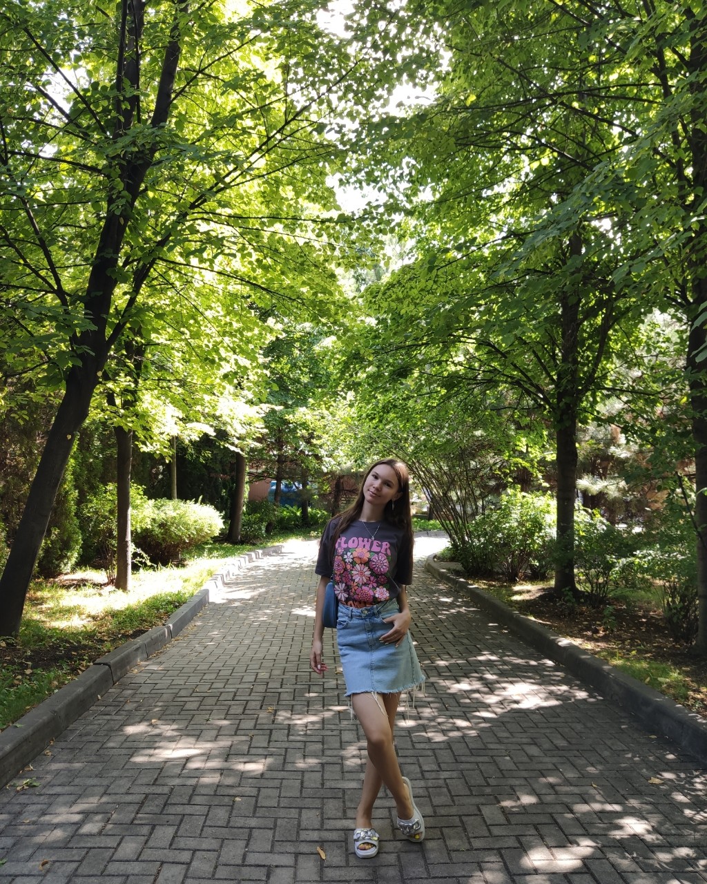 Прогулка по двору Свято-Троицкого кафедрального собора💚🍃
Оно занимает отдельное место в моëм сердце❤
[#life ](life)[#saratov ](saratov)[#myrussia ](myrussia)
