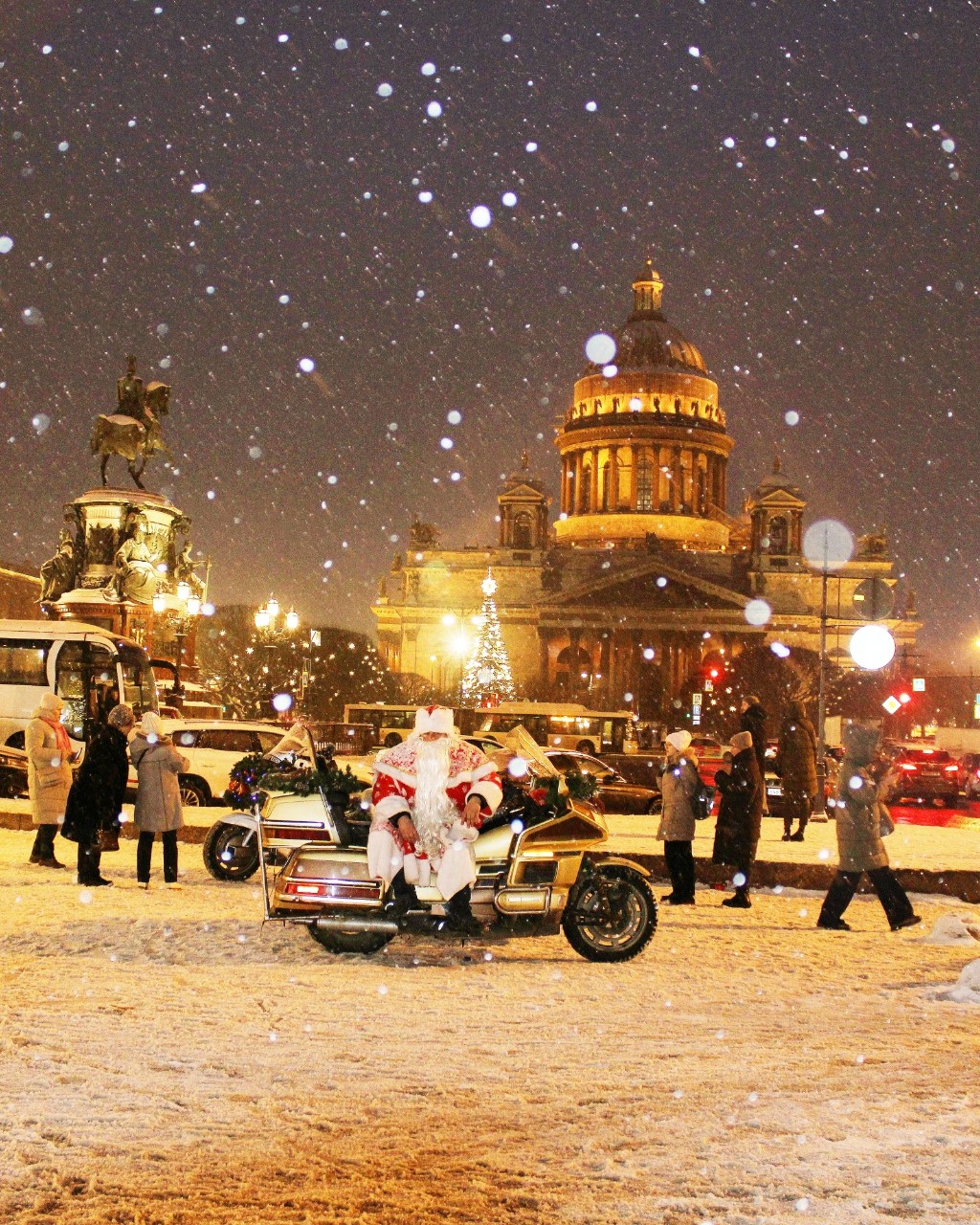 [#дедмороз](дедмороз) [#исаакиевскийсобор](исаакиевскийсобор) [#исаакиевскаяплощадь](исаакиевскаяплощадь) [#новыйгод](новыйгод) 