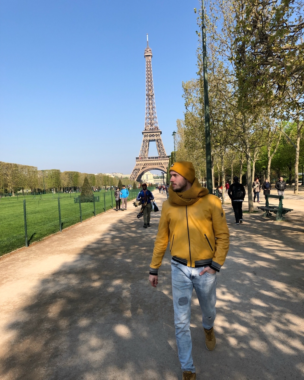 -DEN- в LOOKY — Париж
Африканцы со статуей 😀

#paris #париж [#эйфелевабашня