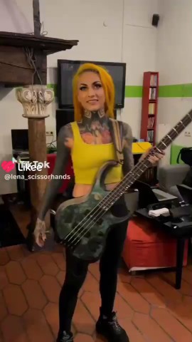 Sexy 18celebritiesCameltoe в LOOKY. . Lena Scissorhands