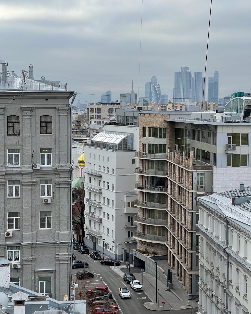Центр Москвы в октябре 2023. Странные ощущения. Не хотел бы здесь жить, а вот студию для работы иметь не отказался бы:-) 
