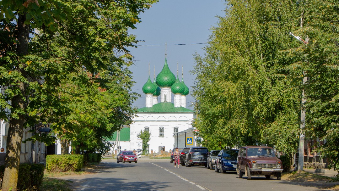 Пошехонье -маленький городок в Ярославской области с населением чуть более 5,5 тыс человек. Неофициально его называют ещё "город пяти рек и 7 мостов", потому что в Пошехонье протекают реки: Согожа, Сога, Шельша, Пертомка и Троицкий ручей. Они соединяются в центре города через перекинутые мостики. Собственно Пошехонье получило статус города в 1777г, до этого Пошехонье называлось ранее Пертомой, имевшее статус села.
И хотя город небольшой, сам по себе имеет достаточно количество сохранившихся построек ещё прошлых столетий. За столетия облик Пошехонья не менялся кардинально, отчего планировка и исторический центр для города таких масштабов угадывается  легко. «После Рыбинска, Ростова, Углича и Романова-Борисоглебска, Пошехонье может считаться лучшим городом в такой губернии, как Ярославская», — писал в конце XIX века ярославский историк и этограф К.Головщиков.
 Сейчас Пошехонье - это небольшой, компактный город, отличимый от других таких же "уездных" своей самобытной историей. Вполне возможно, что Пошехонье есть яркий пример того будущего, что могло быть с соседней Мологой, которая была затоплена в советское время в результате "гениальных" решений.
Любопытно, что название города Пошехонье часто фигурирует в произведениях писателя Салтыкова-Щедрина в качестве собирательного образа "провинциальных городков" с невежественными и дремучими людьми, что в "трёх соснах заблудиться способны". Однако писатель не имел ввиду, что описание велось конкретно об этом городе. 
Интересно,что родина Пошехонского сыра берёт своё начало именно отсюда, причем, самого предприятия уже давно нет.

[#ярославскаяобласть](ярославскаяобласть) [#пошехонье](пошехонье) [#путешествия](путешествия) 