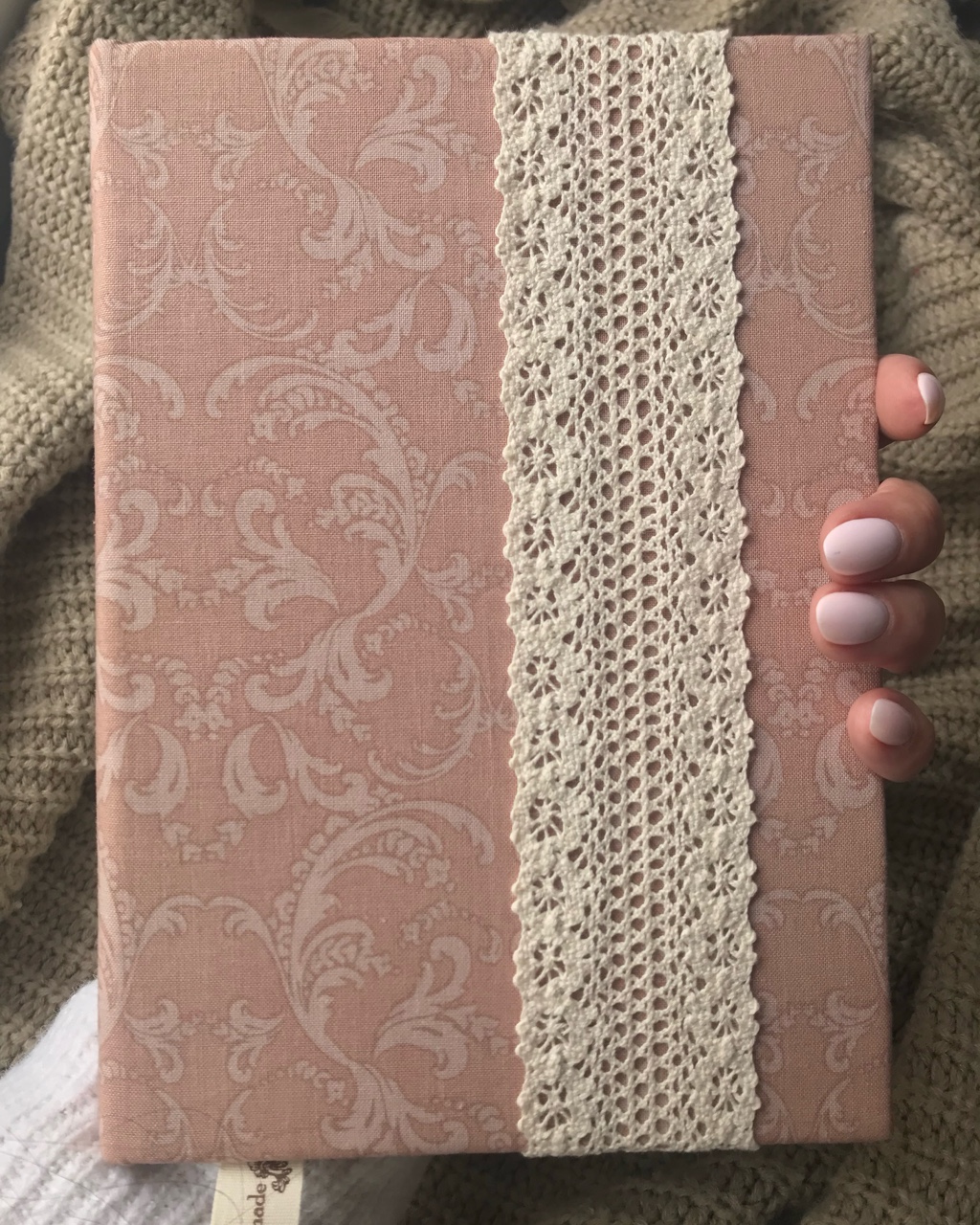 Мой первый handmade-блокнот 📓 
Твёрдая обложка в ткани + крафтовые листы с эффектом старения. 

Подарок для близкого человека — и начало моей тихой мастерской 🕯️