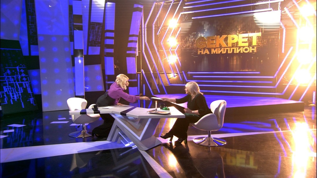 Ирина грибулина расскажет, почему ни один из четырёх её браков не стал счастливым, в студии шоу «Секрет на миллион» на НТВ

​
В эту субботу гостьей нового выпуска шоу 
[#секретнамиллион](секретнамиллион) станет [#певица](певица) и [#композитор](композитор) Ирина Грибулина. Она расскажет о многолетней дружбе с Филиппом Киркоровым и Борисом Моисеевым, объяснит, почему не была счастлива в браке, и признается, каких невероятных усилий стоило ей долгожданное материнство.

В восьмидесятых годах, когда [#шоубизнес](шоубизнес) в СССР только зарождался, Ирина Грибулина была персоной популярной.

Она вела передачи на телевидении и водила дружбу с артистами, которые делали первые шаги на эстраде.

Так, Филиппа Киркорова она всегда старалась угостить чем-то вкусным, с Валерием Леонтьевым обсуждала творческие вопросы, а с Борисом Моисеевым подружилась на всю жизнь. Именно она помогла Моисееву, перенёсшему инсульт, выйти на сцену и снова почувствовать себя любимым и нужным.

Однако, если с друзьями отношения у Ирины всегда складывались как нельзя лучше, то с мужьями ей не так сильно везло. Грибулина была замужем четыре раза, но каждый раз брак распадался. Тяжелее всего Ирине пришлось в отношениях с мужчиной, который не просто обижал её, но даже поднимал на жену руку. Она до сих пор вспоминает об этом союзе с содроганием и оправдывает своё терпение тем, что сильно любила тирана и просто не могла от него отказаться.

Несмотря на то, что личные отношения Ирины складывались гармонично далеко не всегда, она много лет мечтала стать матерью. Прикладывала к этому все усилия, слушалась врачей, но долгожданная беременность наступила только после сорока. Сейчас единственная дочь Грибулиной уже совсем взрослая, и счастливая мама ей очень гордится.

В этом году Ирине Грибулиной исполнилось 69 лет, однако она полна сил, энергии и планов на будущее. О том, каким она его видит и какие строит планы, Ирина расскажет Лере Кудрявцевой в новом выпуске шоу «Секрет на миллион».

«Секрет на миллион» – в субботу, 29 июля, в 13.00 на [#НТВ](НТВ) 