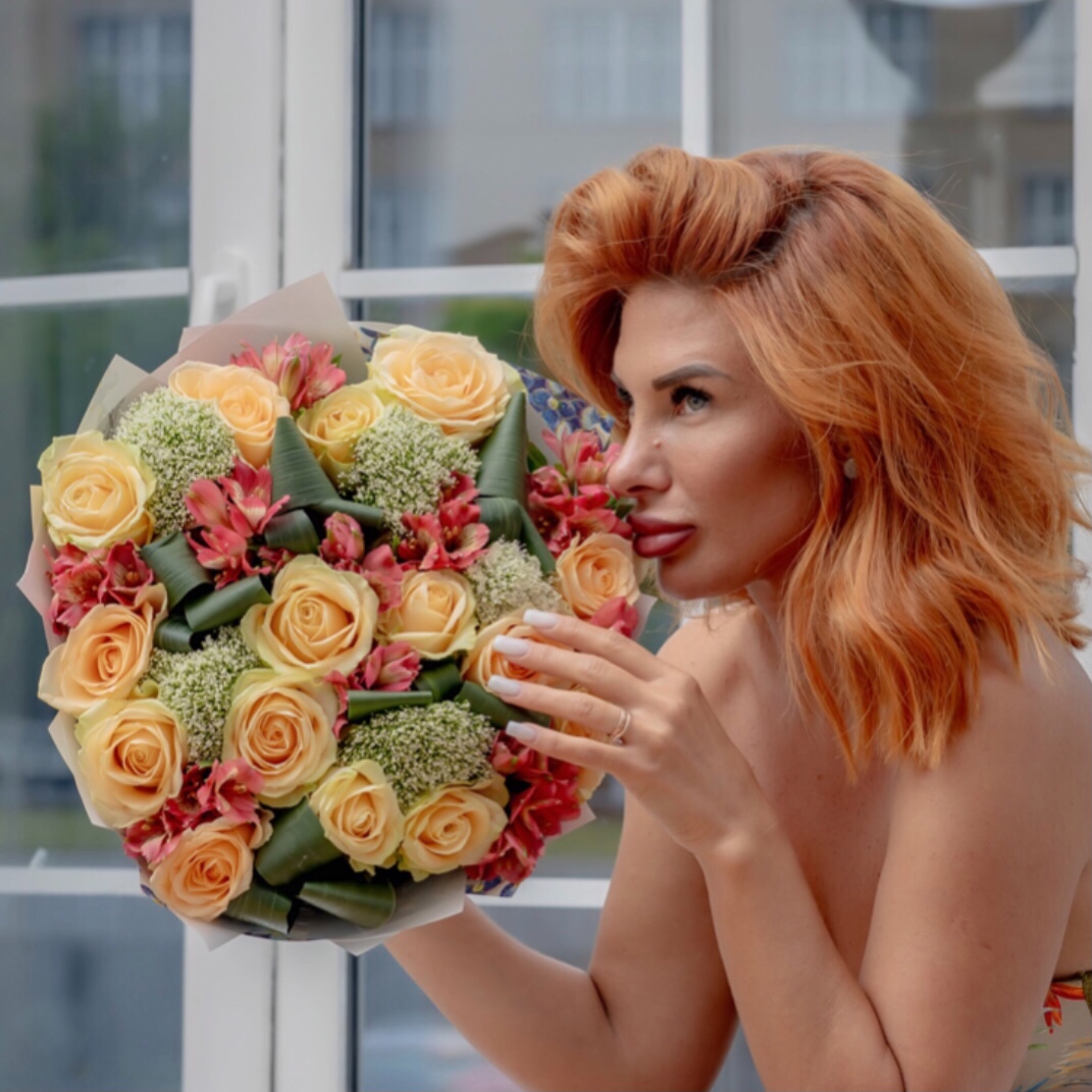 🌺Такой букет и не только букет, а так же шарики, игрушки, шоколадки,…можно заказать в нашей сети с доставкой и самовывозом🤗

Адреса и телефоны розничных магазинов rurose.ru для 
оформления заказа и доставки цветов:

🌹Цветочный супермаркет №1
г. Москва, метро Авиамоторная, 
ул. Энергетическая, д. 20 (вход напротив магазина «Пятерочка»)
Построить маршрут в навигаторе
Ежедневно с 8:00 - 21:00 
+7(985)871-59-97 

 🌹Цветочный супермаркет №2
МО, Раменский р-н, д. Островцы, 
м-н Новые Островцы, ул. Баулинская, стр. 3Б (рядом с АЗС "ТЕБОЙЛ")
Построить маршрут в навигаторе
Ежедневно круглосуточно
+7(495)908-85-78 
+7(985)448-09-00

 🌹Цветочный супермаркет №3
МО, Раменский район, с. Быково, 
ул. Шоссейная, д. 295/2 (напротив автосалона)
Построить маршрут в навигаторе
Ежедневно круглосуточно
+7(910)421-55-25

🌹Цветочный супермаркет №4
МО, Раменское, ул. Десантная, д. 44В (в здании с магазином "Чижик")
Построить маршрут в навигаторе
Ежедневно с 8:00 - 21:00
+7(930)986-76-96

 🌹Оптово-розничный склад
г. Москва, ул. 5-ая Кожуховская, д. 22, к. 1 (вход с торца жилого здания, вывеска "Склад цветов")
Построить маршрут в навигаторе
Ежедневно с 8:00 - 20:00
+7(958)134-07-75
+7(932)400-96-05