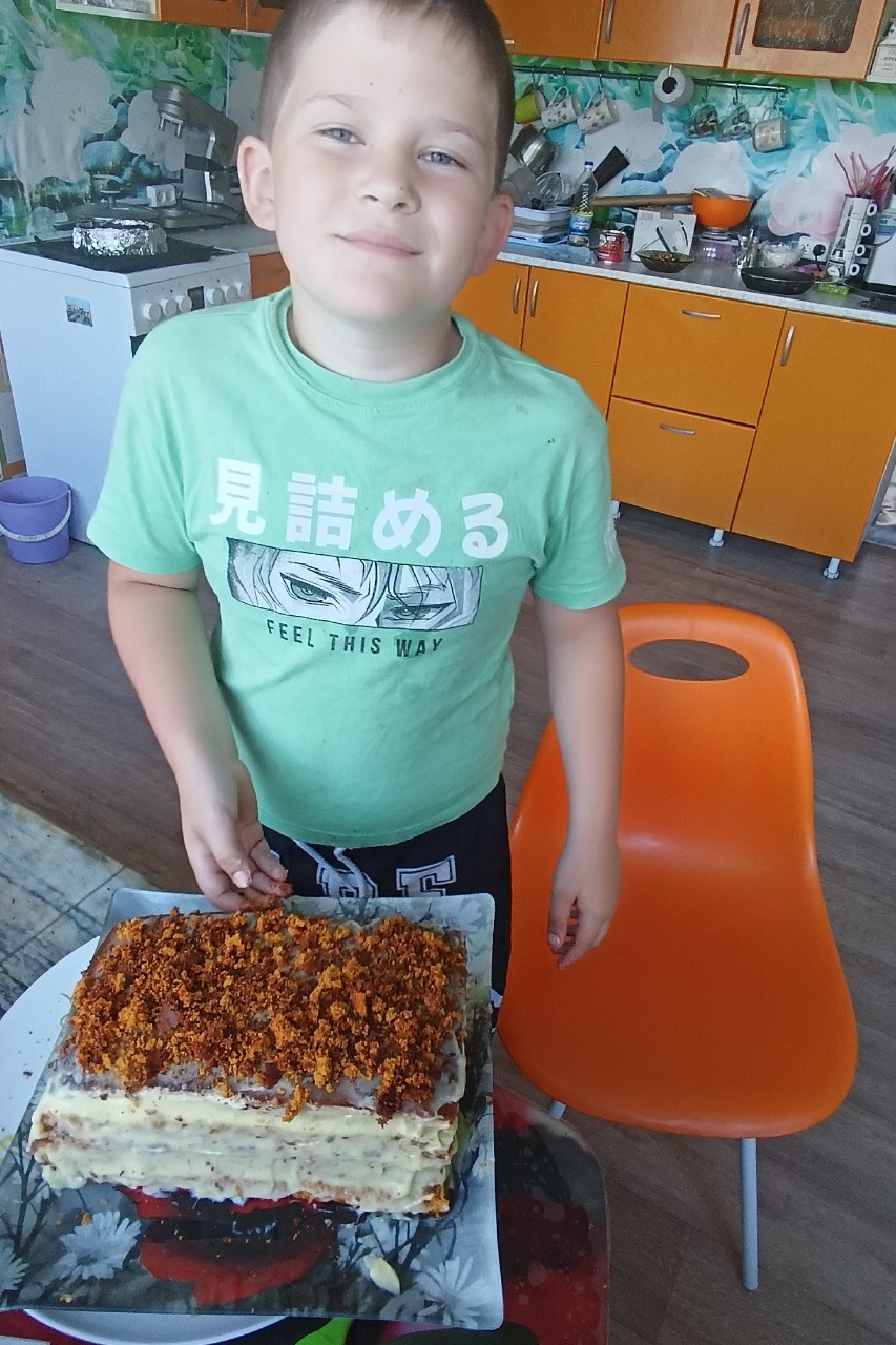 Приготовили торт, Матвей украшает. Готовимся к дню рождения! 
#деньрождение2026