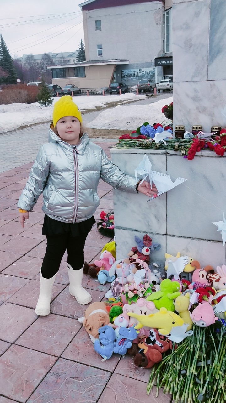 Марина в LOOKY — Доченька сделала журавлика, отнесли к обелиску, [#крокуссити