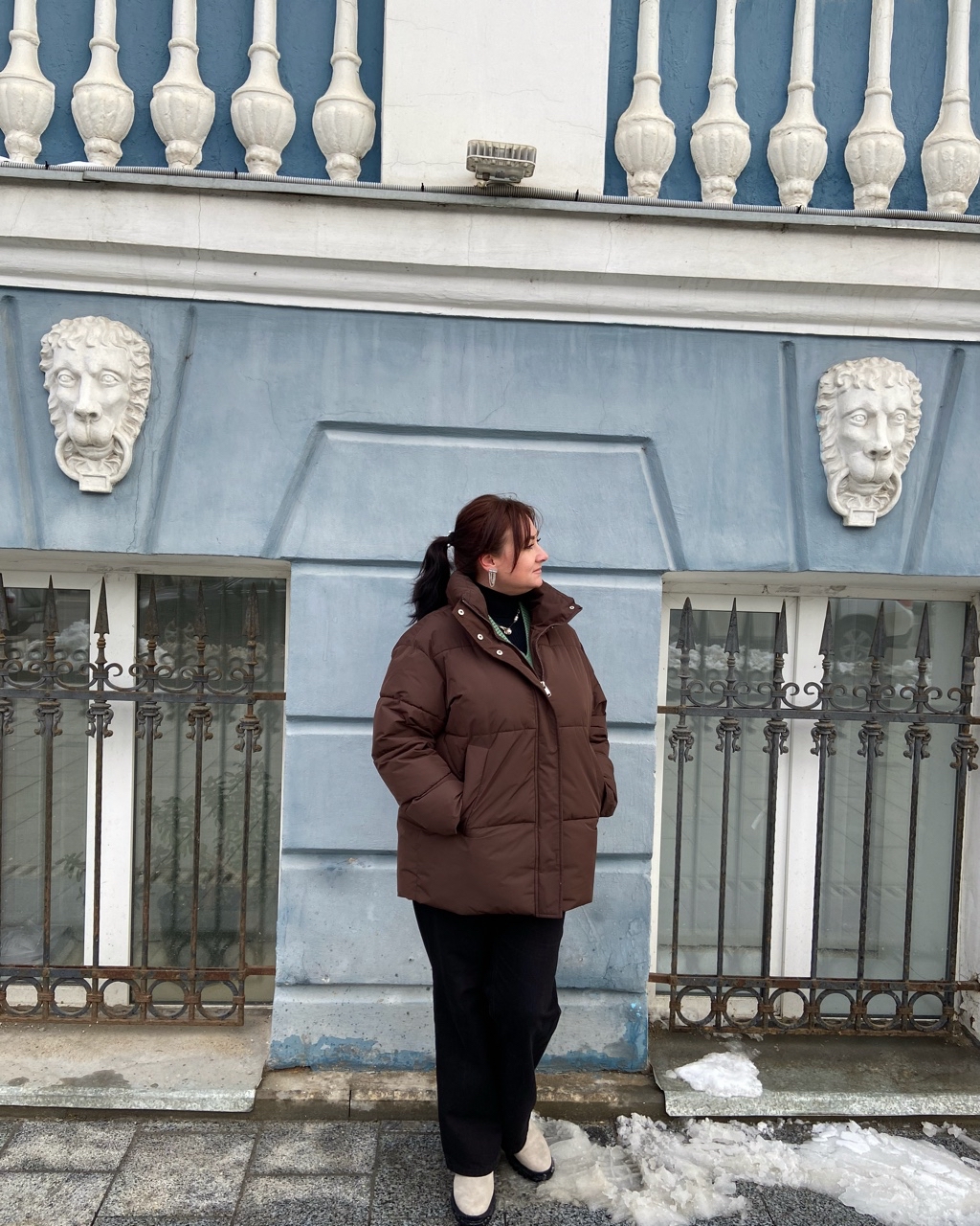 Здравствуйте! Меня зовут Светлана. Светик, Светинка - все называют по-разному и вам можно. Мне 35 лет, и это последний год, когда я все еще считаюсь "молодёжью" в нашей стране. За всю свою жизнь я много раз проходила переоценку ценностей, многому научилась. Но некоторым вещам так и не смогла. Этим странным списком решила поделиться с вами. А почему нет.                                                                                                                                                           

До сих пор экономить и копить не моя тема. Хотя нет, я коплю вроде бы. Но эти треклятые онлайн магазины по типу Вайлдберис или Озон, то сережки подкинут, то платье в цветочек. И мысль в голове: хочется жить здесь и сейчас, а что будет завтра никто не знает) ) Я до сих пор не научилась сидеть на диетах. А ведь хочется быть тонкой и звонкой. Легкой и парящей. Но ведь вкусные ролы, жирные ребрышки или свежайший хлеб из пекарни со сливочным маслом на завтрак - это ведь еще одна радость в жизни. Как тут откажешься?) ) Так и не научилась сдерживать эмоции. Хочется смеяться - смеюсь. Хочется плакать - плачу. Если мне плохо, как ни стараюсь, скрыть не получается. То глаза выдают, то лицо) ) Для меня важно выплеснуть все наружу. Не обязательно кому то рядом, даже самой себе. И мне легче.                                                                                 

Не научилась проще относится к чистоте в доме и к грязной посуде в раковине. Буду ползти и падать, но негоже барыне ходить по крошкам дома) ) До сих пор принимаю решения сердцем и эмоциями, а не головой и логикой. Не люблю находиться в конфликте с другими людьми. Всегда переживаю о чувствах других. Наверно, поэтому не всегда могу сказать прямо всё, что я думаю.                                                                                                     

Несмотря на свою деятельность в интернете, не научилась нахваливать себя. Как модно нынче говорить, создавать «личный бренд» из воздуха. Не могу рассказывать, какой я замечательный эксперт. Все время кажется, что мало знаю.
