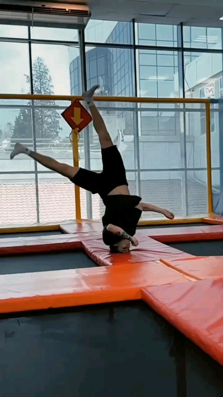 Павел Тигр в LOOKY. #pavelthetigr,#ПавелТигр,#pkfr,#parkour,#паркур,#сальто,#акробатика,#стрекосат,#обучениесальто,#трюк,#трикинг. 🔥ТГК: pavelthetigr ...