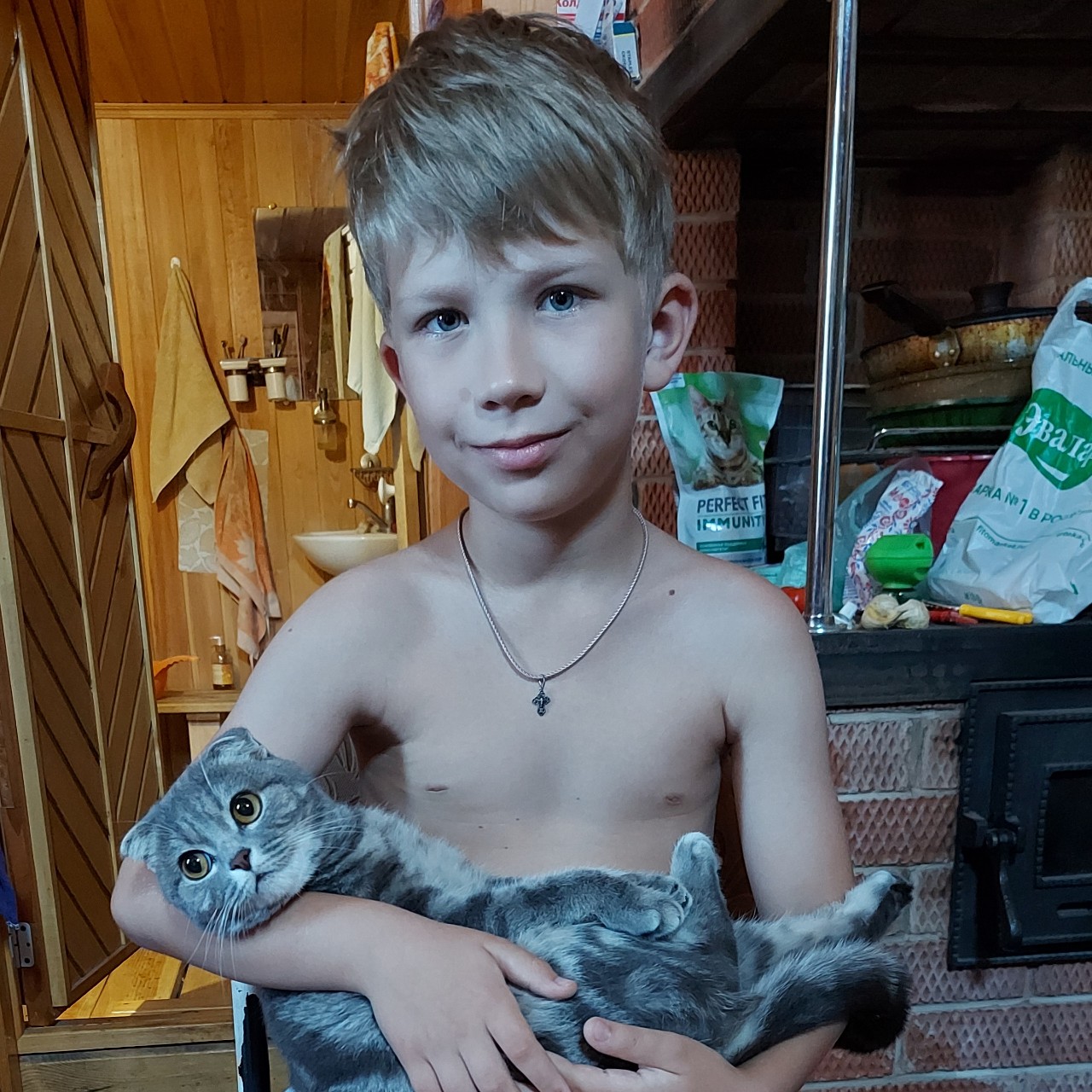 На руках тепло и спокойно...
Обычно #муся не любит на руках, но не этот раз...

#мусиндра
[#внукимои_6 ](внукимои_6)
[#нелюбинкадом ](нелюбинкадом)
