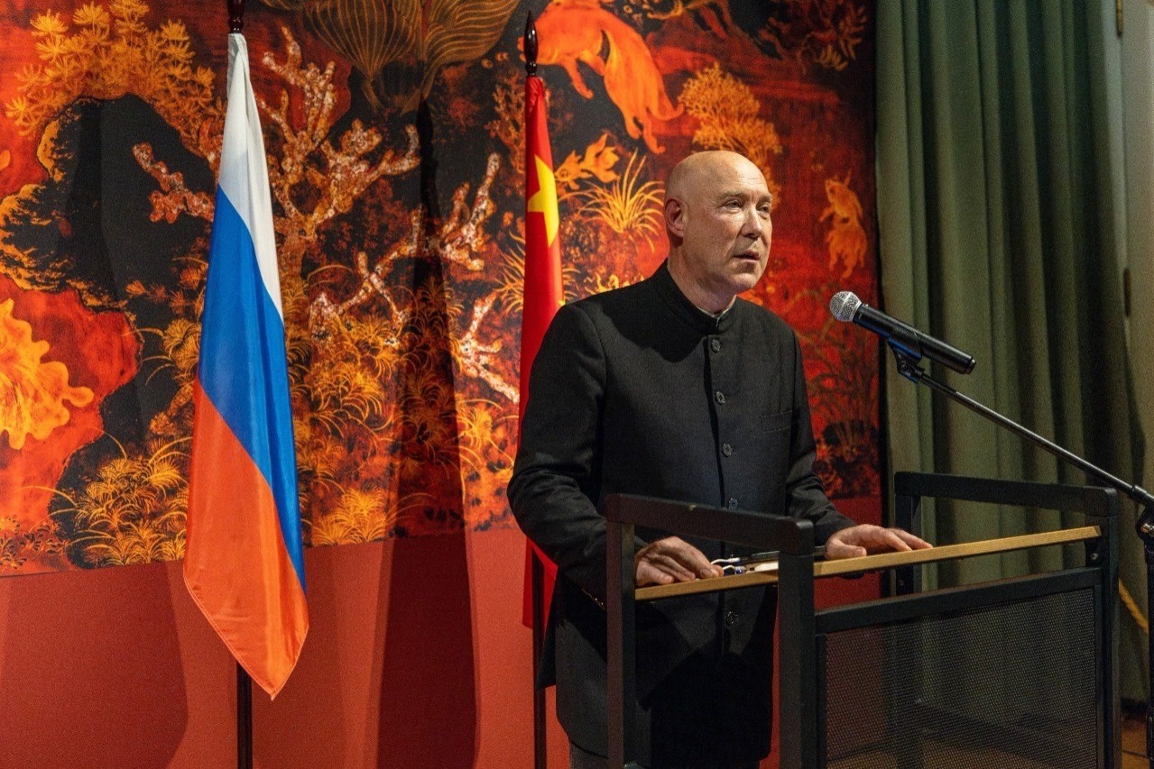 Анимаю москвичей! Рекомендую и немного вам завидую

Член Президиума Высшего совета РСБИ, Ответственный секретарь РСБИ Глеб Музруков принял участие в открытии российско-китайской выставки «Магия пурпурной глины — Исинская керамика Цзыша».

Выставка, приуроченная к 76-й годовщине со Дня образования Китайской Народной Республики, завершает программу перекрёстных Годов культуры России и Китая. Это большой гуманитарный проект. Он реализован по инициативе Народного Правительства города Исин (КНР), Исинской отраслевой ассоциации керамики и её почётного члена, Президента Федерации ушу России Глеба Музрукова.

На открытие выставки в столичный Музей Востока приехали ведущие мастера этого древнего искусства из КНР. В числе важных гостей присутствовали Чрезвычайный и Полномочный Посол Китая в России г-н Чжан Ханьхуэй, губернатор Вологодской области Георгий Филимонов и атташе по культуре посольства КНР в РФ г-н Фэн Литао. 

Экспозиция представила богатое наследие китайских мастеров и открыла новые возможности для культурного обмена. Выставка — гуманитарный мост, который развивает диалоговое пространство и сближает наши народы.

В музее представлены более 120 уникальных произведений мастеров из Китая и России. В экспозиции – редкие предметы из музеев и частных коллекций, в том числе работы первого российского мастера Цзыша Глеба Николаевича Музрукова.

Выступление спортсменов Центра спорта и образования МЭШ произвело настоящий фурор среди присутствующих. Китайским гостям было приятно видеть в России мастерство ушу мирового уровня. Такие масштабные события объединяют — страны, города, людей, способствуют культурному обмену.

#рсби #ушу