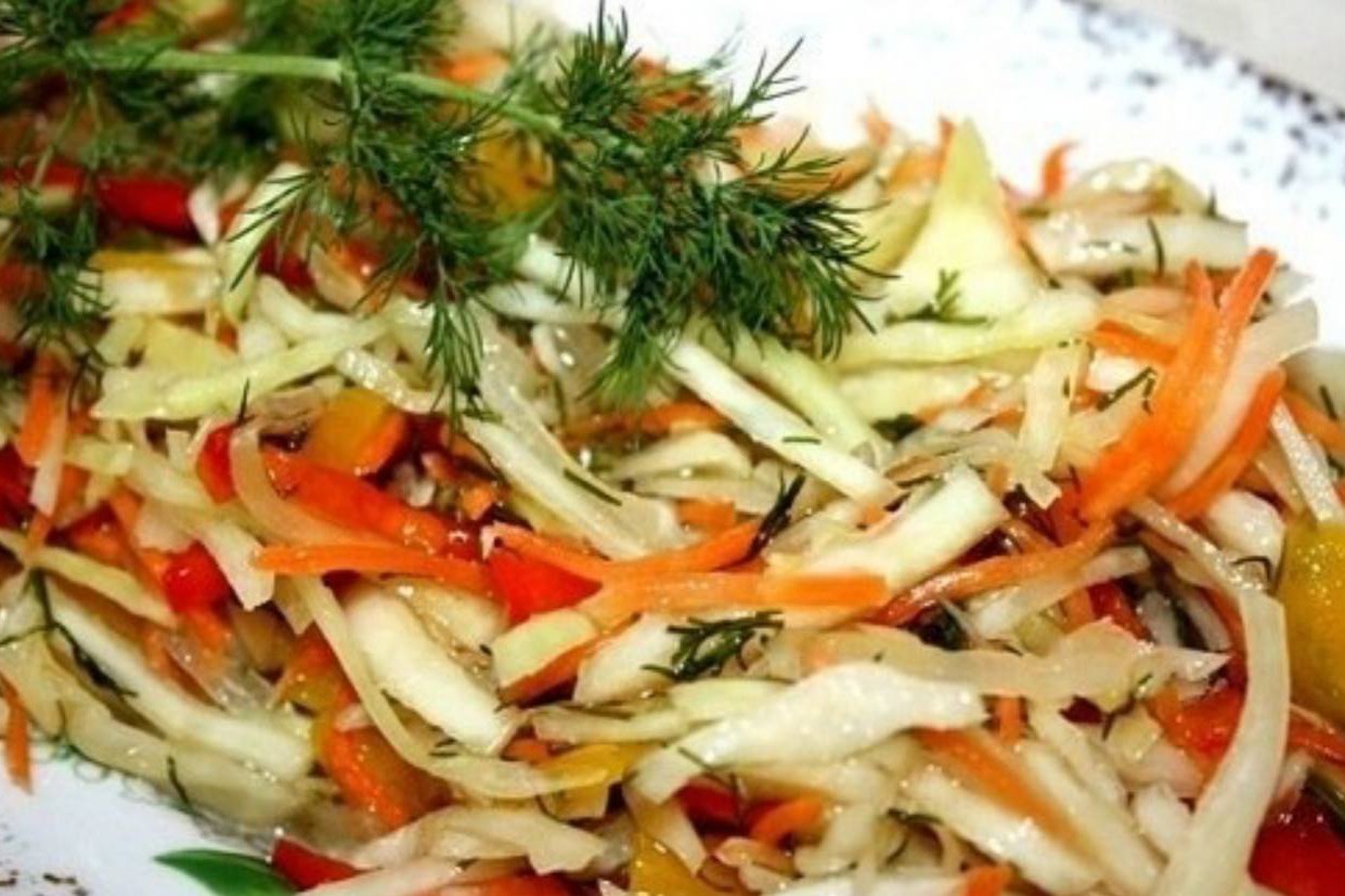 🥗 Салат с капустой "Пестренький".

▫️1 Кочан капусты 1,5-2 кг;
▫️2 средних моркови;
▫️2 средних луковицы;
▫️2-3 болгарских перца;
▫️зелень (петрушка, укроп).

Для рассола:
▫️210 мл. растительного масла
▫️70 мл. уксуса 5%
▫️140 мл. воды
▫️100 гр.сахара
▫️2 ст. л. соли

Капусту шинкуем и слегка перетираем руками, лук нарезаем маленькими кубиками, морковь трем на терке, перец нарезаем полосками. Рубим зелень. Все складываем в большую кастрюлю. 
Для рассола соединяем в маленькой кастрюльке все ингредиенты и доводим до кипения. Заливаем еще горячим рассолом наши овощи и хорошо перемешиваем. Ставим под пресс на некоторое время (на 1,5-2 часа).