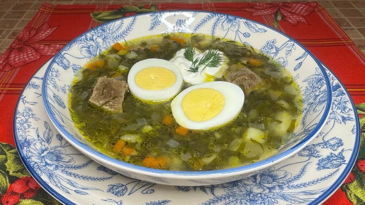 Щи со щавелем.

• Мясо на кости или курица — 400–500 г  
• Вода — 2–2,5 л  
• Картофель — 3–4 шт.  
• Морковь — 1 шт.  
• Лук — 1 шт.  
• Щавель — 1 большой пучок  
• Яйца — 2–3 шт.  
• Лавровый лист — 1–2 шт.  
• Соль, перец — по вкусу  
• Зелень — по желанию  
• Сметана — для подачи  

Мясо залейте водой, доведите до кипения, снимите пену и варите бульон до готовности мяса.
Достаньте мясо, отделите от кости и нарежьте кусочками. 
Верните обратно в кастрюлю.
Картофель нарежьте кубиками и добавьте в бульон. 
Варите 10–15 минут.
Лук мелко нарежьте, морковь натрите на тёрке. 
Обжарьте их на растительном масле до мягкости и добавьте в суп.
Щавель хорошо промойте, нарежьте полосками. 
Когда картофель будет готов, добавьте щавель в кастрюлю.
Яйца можно заранее отварить и положить в тарелку при подаче, либо взбить сырые яйца вилкой и тонкой струйкой влить в кипящие щи, постоянно помешивая.
Добавьте лавровый лист, соль и перец. Проварите ещё 3–5 минут и выключите.
Подавайте щи горячими со сметаной и свежей зеленью.

Щавель кладут в самом конце, чтобы он сохранил приятную кислинку и цвет.