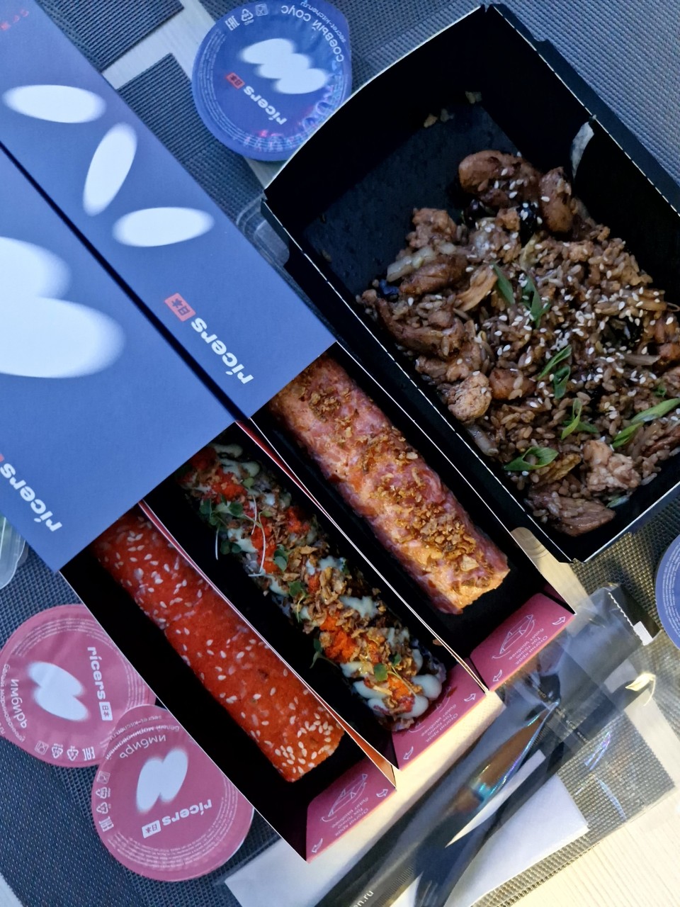 Secret Kitchen.
Эти ребята на данный момент делают самые вкусные роллы. Да, не все позиции удачные или просто не на мой вкус, но 80% из них - это просто нереальное сочетание ингредиентов, а оформление и подача на высоте. Роллы, если честно, давно уже надоели, но эти ребята заставили в них влюбиться снова! Сейчас, конечно, и они поднадоели, заказываю их редко, но я помню, как летом впервые заказал эту доставку и попробовал. Потом всё лето каждые 3 дня делал у них заказ, стараясь заказывать не чаще, чтобы они быстро не надоели, но это их не спасло.😁 Я многих своих подсадил на эту доставку. Шеф-повару и всей команде спасибо за такой вкусный проект.

#роллы #вкусно #москва