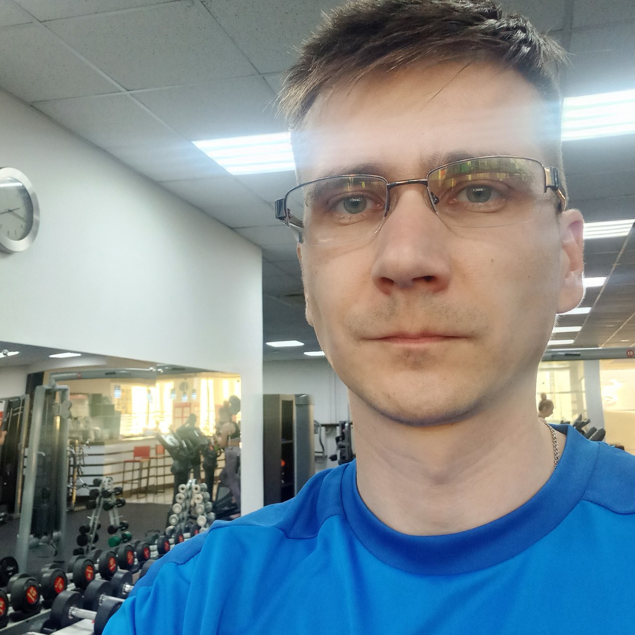 Сегодня была тренировка спины:
1) Подтягивания - широчайшие, бицепсы, трапециевидные, мышцы живота и мышцы задней дельты;
2) Тяга верхнего блока - широчайшие, грудные мышцы, в меньшей мере на дельтовидные и бицепсы рук;
3) Пуловер - нагружает две большие мышечные группы: грудные и широчайшие мышцы спины;
4) Планка на пресс 5 по 60сек.