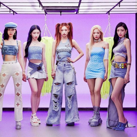 Yeji в LOOKY. . ITZY [#ITZY](ITZY) 