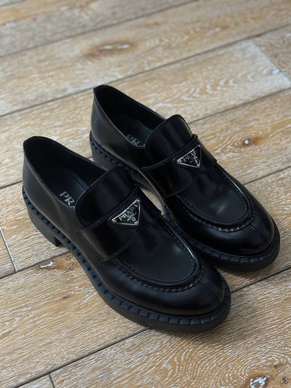 ОРИГИНАЛ лоферов Prada 👌🏼 брала в Стамбуле для сравнения со своей топовой копией 😁

Надевала  1 раз, есть мини царапка, но на ноге ее не видно 🙈

Покупала за 110К если не изменяет память..) в ЦУМчике стоят похожие за 129500₽

Маркировка 39, в размер. Полномерные.

Отдам по цене своей супер копии за 45000₽