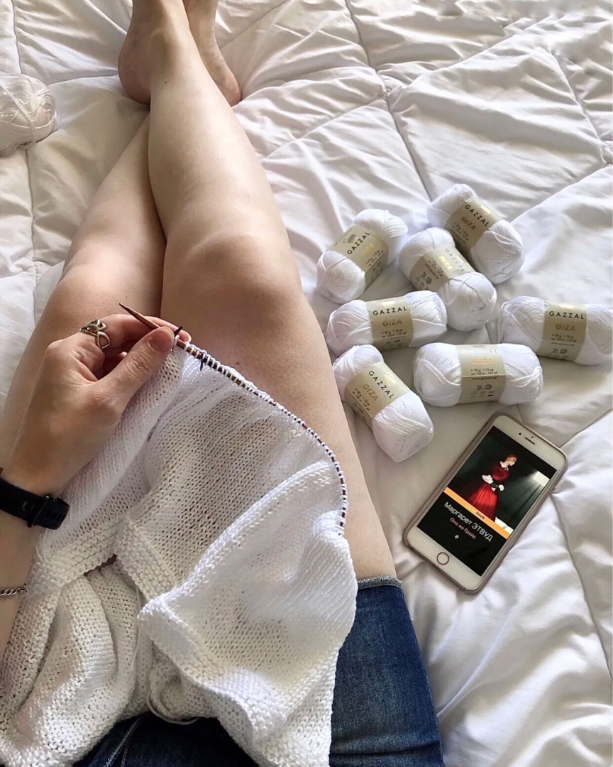 Следующая работа на спицах, рядом интересная книга!!☝🏻(прошу обратить внимание читающим) Слушаю аудио конечно же.

Когда вяжешь, много думаешь. А книги еще и воспоминания какие-то тормошат в голове.
Анализирую свою творческую натуру и понимаю, что с самого детства была не такая, как все.

Когда учили в школе стихи, лишь бы рассказать на пятёрку, я докапывалась - о чем он. Спрашивала маму или бабушку значение непонятных слов.

Когда отец играл в компании на гитаре красивые песни, я хотела знать КАК они играются, чтобы уметь тоже петь ее в любой момент.
Стала следить за пальцами папы, которые зажимали аккорды и перебирали струны…
К годам 12-ти я могла сыграть и спеть «Алешкину любовь»🙂
Потом начались подъезды с дворовыми песнями и Юля, как свой парень, пела Розенбаума и армейские песни.
Каждую я записывала в тетрадь и если мне не нравился смысл, никогда не прикасалась к ней. Отвечала, что не буду ее играть, в ней смысл отсутствует.

Играть на фортепиано мечтала всегда. Даже рисовала клавиатуру на ватмане и раскладывала ее на столе. Играла тишину. Музыка была в моей голове.
Первому синтезатору радовалась больше, чем чему -либо 🎹
Извлекая звуки, мне нужно было понимать КАК строится гамма, аккорд. Как красиво, а как нет. Я стала подбирать на слух песни.

В любой книге как и фильме, я искала смысл. Не просто прочтение, чтоб написать сочинение, а смысл. И всегда поражалась одноклассникам, которые даже вдаваться не хотели в самые элементарные вещи.

(Возможно, отсюда синдром училки до сих пор) Меня раздражали пустоголовые ученики, которые хамили учителям, портили мебель, не делали уроков и ничуть не переживали за свои бесконечные двойки…

Рисуя, мне важно было научиться КАК достигается то, что я хотела нарисовать и просила у мамы купить в магазине книгу - самоучитель по рисованию.

В любом рукоделии так же. Мне интересно было НЕ СДЕЛАТЬ скорее, а КАК это сделать.
Пробовала разные виды. Даже фриволите (плетение челноком) Я все освоила. Азы многих рукоделий я знала, но осталось вязание как то, что хотело сердце.
… и поняла, что мне было очень важно КАК, ЗАЧЕМ и ПОЧЕМУ то или иное делается.
Сейчас это называют Душнила. 
Да, я душнила. И мне не стыдно🤍🙂
