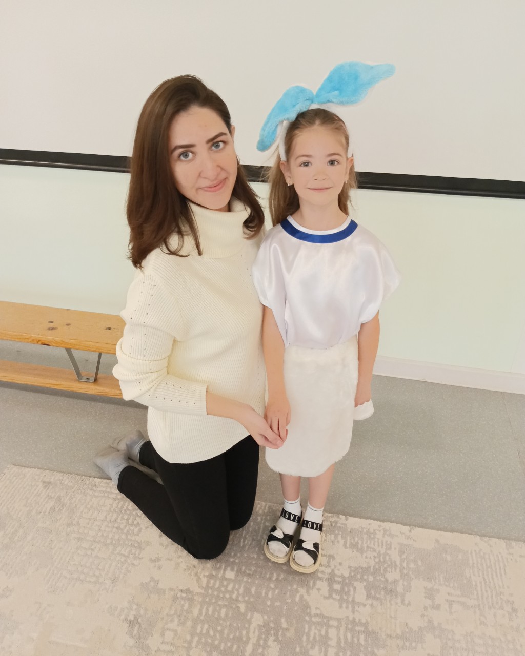Сегодня Танечка в садике учавствовала в спектакле "Теремок".
Наша красота была зайчиком 🐇😋

Дополнительным кружком в этом году занимаемся в театральной студии 🎭
Зрителями были мы, родители и младшая группа 🤗 

#данишкина #садик #гномики #спектакль #теремок #дочка #театр #октябрь #многомама