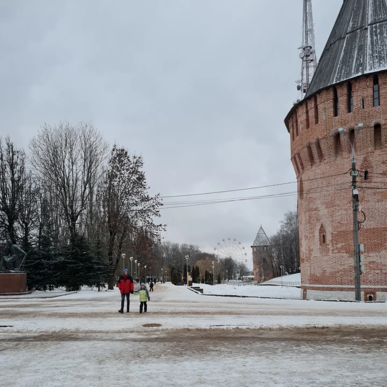 Смоленск.
Смоленск - очень маленький по размеру город. Единственный город, который меня очень сильно удивил в плохом смысле слова! Я много где был и видел, как в других городах, словно из ничего делали очень крутой кластер или крутое пространство. Побывав в Смоленске два дня, я обрёл большой опыт и лёгкое недоумение, возможно ли такое сейчас в современной России, в главных воротах страны для людей из Европы или нет. Первое, что бросается в глаза - это кофейные аппараты, которые стоят на улице и находятся за железными решётками, чтобы пролез только палец. И этот аппарат стоит полностью в железном коробе! 😁 Я такого нигде не видел, только в Смоленске. Сразу бросается в глаза граффити по всему городу и на автобусных остановках, и на домах. Единственный центральный парк (если не считать Лопатинский у Кремля) там пару асфальтируемых дорог, остальное тропинки. Мне это напомнило наше Царицыно 2006 года. Набережная, которая вроде бы есть и нет одновременно. В Туле из нечего, из маленькой речушечки сделали просто нереальную огромную набережную. И в Смоленске с их огромной рекой Днепр иметь такую набережную это конечно жесть! Из-за того, что молодёжи негде проводить время, даже в центральном парке нормально погулять невозможно. Поэтому они разрисовывают город и приходится прятать кофейные аппараты в железные ящики за решёткой. И так город маленький, так ещё и делать там нечего. Тюрьма находится в городе и прям в 30 метрах от 5ти звёздочной гостиницы. Прям окно смотрит в окно. Это какой-то сюр. Ворота России для туриста из Европы я представлял не так... ведь сколько Поляков останавливается в Смоленске каждый год... Увидев Смоленск, я бы тоже на их месте не захотел дальше узнавать, знакомиться и путешествовать по России. Я был на Соборной горе и очень долго стоял на одном месте, где стоял Пётр 1, в церкви у иконы! Впитывал в себя всю мощь и энергетику этого места и дух столетий. Я попросил за всех нас и за нашу страну в целом. Эх... Смоленщина... уезжал с чувством несправедливости и с грустью. Я уверен, что у вас всё впереди, всё получится и всё будет. Ведь ваш потенциал города огромен и очень стратегически важен для всей страны. Я ещё приеду, но только уже летом! 🇷🇺🙏💪