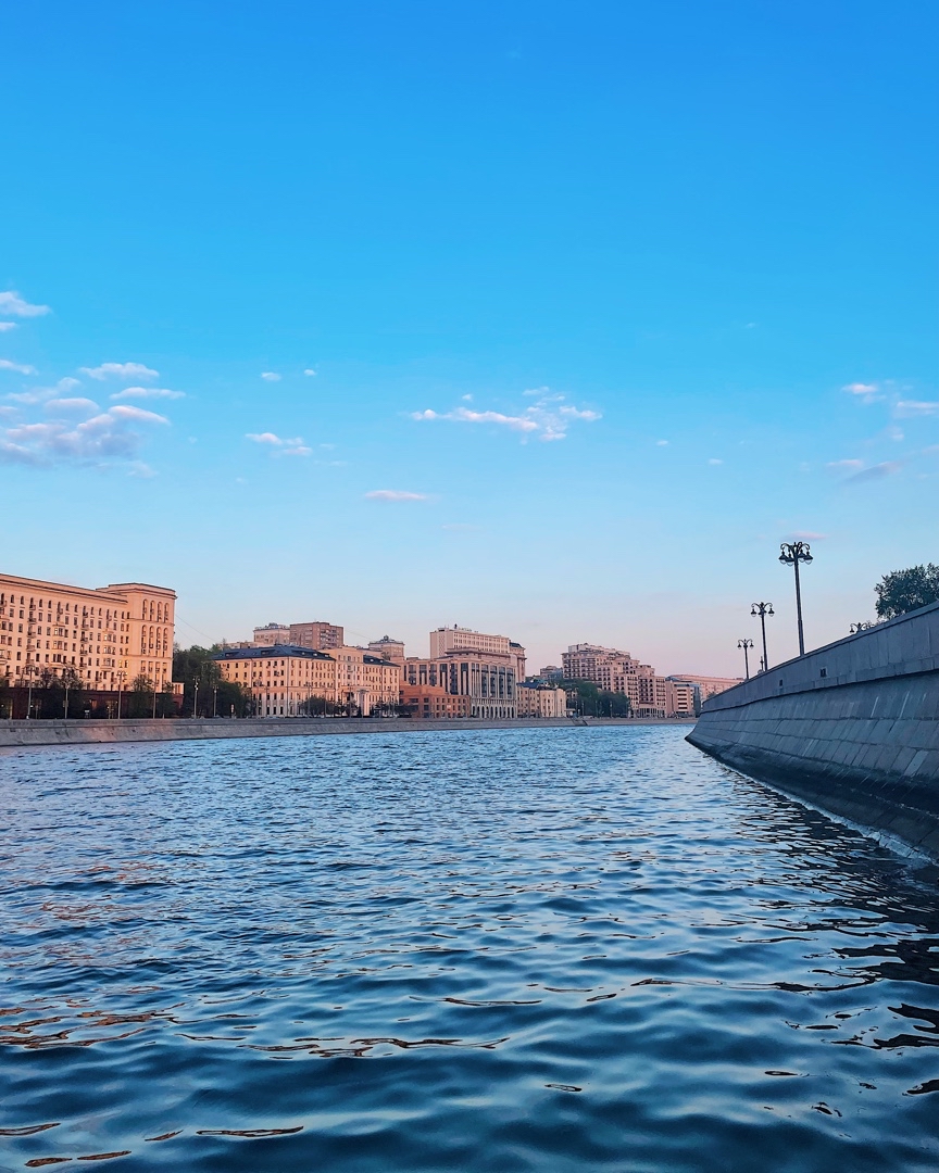 Я поняла одно, в этом приложении своя система показов недавних фото в альбоме телефона. Сначала даже расстроилась, что не вижу обработанные мною фото, а потом нашла их. Далеко в списке.

[#москва](москва) [#моямосква](моямосква) [#by_anasti](by_anasti) [#moscow](moscow) [#mymoscow](mymoscow) [#r_u_s_s_i_a](r_u_s_s_i_a) 