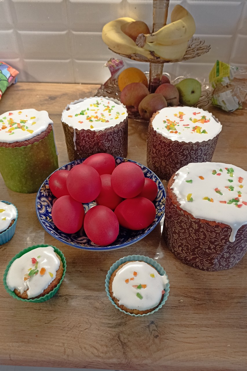 Кулич это вкусно. И я опять их пеку. Не то чтобы я прям такой воцерквлённый человек, просто реально вкусно. Люблю когда тесто замешиваю и оно пыхтит, люблю запах теста, а когда оно ещё и вкусно получается это же прям песня.

#кулич
#пасха2026