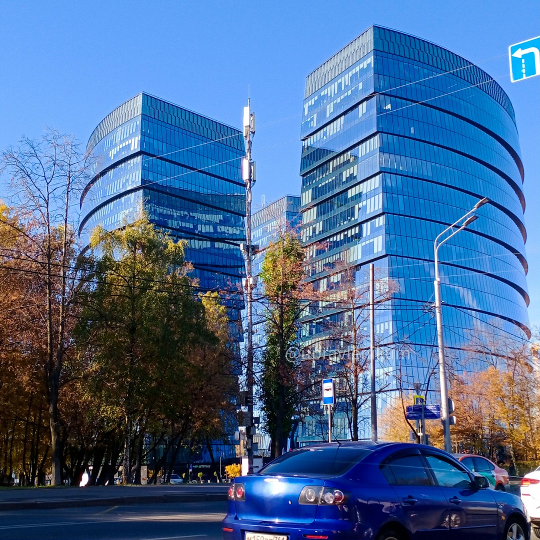 Электронная фантазия в архитектуре Москвы. Часто всякие современные вещи, которые названы в честь животных и растений, похожи на свои праобразы очень условно. 

Так получилось, на мой взгляд, с этим бизнес-центром. Ну кто бы мог подумать, что эти 3 корпуса кому-то напомнят цветок раскрывшегося лотоса? Сами здания очень красивые и запоминающиеся. Но, на мой взгляд, не совсем лотос.

❓Что вам напоминает этот БЦ?

📍Москва, бизнес-центр Лотос, Одесская ул.,2


#москва #архитектура #необычное #улицымосквы #московскиеулицы #люблюмоскву #осенняямосква #moscowlove #moscowcity #moscow #столица #город #прогулкапомоскве #улицы #здания