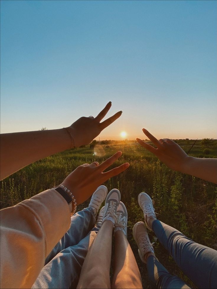 #дружувlooky

Когда мы пришли  в LOOKY, многие из нас уже были знакомы. С кем-то мы познакомились ещё в другой социальной сети, а LOOKY стал тем местом, где наше общение продолжилось.

За это время я познакомилась с замечательными людьми из самых разных уголков нашей страны. И это, наверное, одна из самых больших ценностей любой социальной сети — возможность встретить людей, которых в обычной жизни ты, скорее всего, никогда бы не узнал.
Сейчас мы общаемся уже не так часто. У каждого появились свои заботы, дела, кто-то стал реже заходить в LOOKY, кто-то просто немного отдалился. Наверное, так бывает. Да и в жизни, если честно, у меня осталось всего несколько человек, с кем можно поговорить по душам.

Но я искренне благодарна каждому, кто был рядом всё это время. За добрые слова, поддержку, комментарии, общение и дружбу. ❤️

С праздником, друзья! Пусть рядом всегда будут люди, с которыми тепло, легко и по-настоящему хорошо. Обнимаю каждого. 🤗