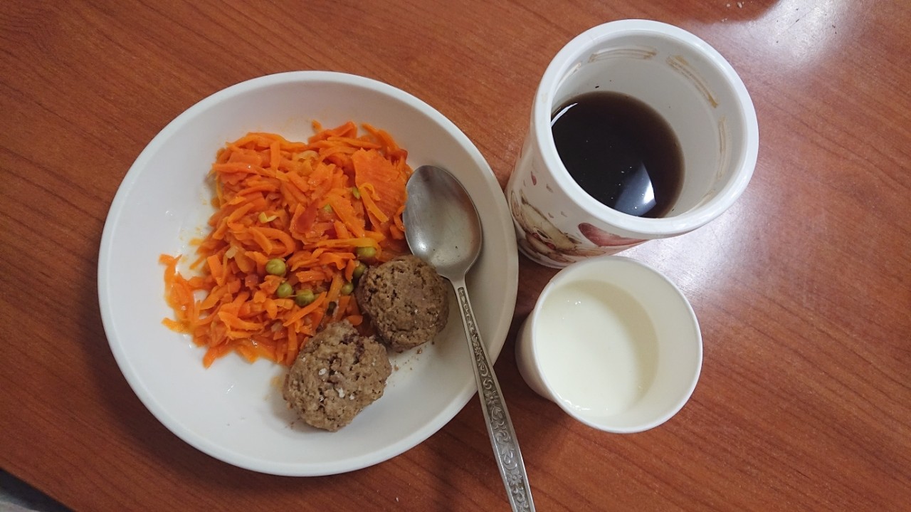 teslyatanya в LOOKY — 18:00 ужин. Тушёная морковь 🥕 с луком и горошком. Котлетка.