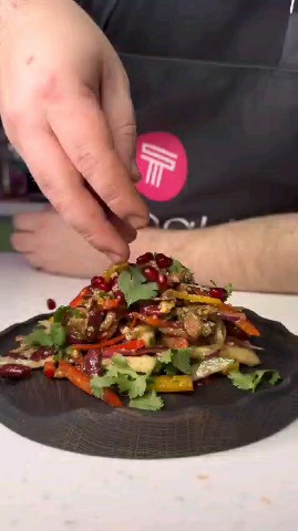 vkysno___prosto в LOOKY. #салаты,#рецептысалатов,#рецепты,#вкусныерецепты,#простыерецепты,#кулинария,#фудблог,#блогоеде,#чтоприготовить,#люблюготовить,#домашняяеда,#готовимдома,#еданаLOOKY,#LOOKYеда. ГРУЗИНСКИЙ САЛАТ ,,Т...