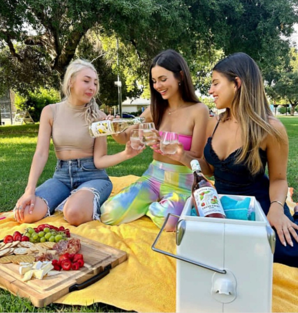 Girl time, with a twist 🥂 
#YellowTailPartner #21+  I can't get enough of the new Fresh Twist life from @yellowtailwineusa and had to share it with my girls! 🤝 Peach & Mango may be my favorite flavor of the season, but honestly, they're all so good! With only 90 calories per servingserving,  natural fruit flavors, and a light fizz - what's not to love? Which is your favorite? 

🍑 Peach & Mango
🍓 Strawberry & Lime 
🍍 Tropical Pineapple 

Visit @yellowtailwineusa and click the link in their bio to learn more and find where to buy. 

All Varietals Per 5 floz : 90 calories, 9g carbs, 0g protein, 0g fat.