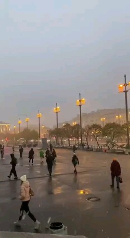 Хотя до конца осени еще очень далеко, но матушка Зима все ближе и ближе подбирается к нам.
Вчера и сегодня в разных районах Санкт-Петербурга снова шел легкий снежок. [#Питер](Питер) [#санктпетербург](санктпетербург) 