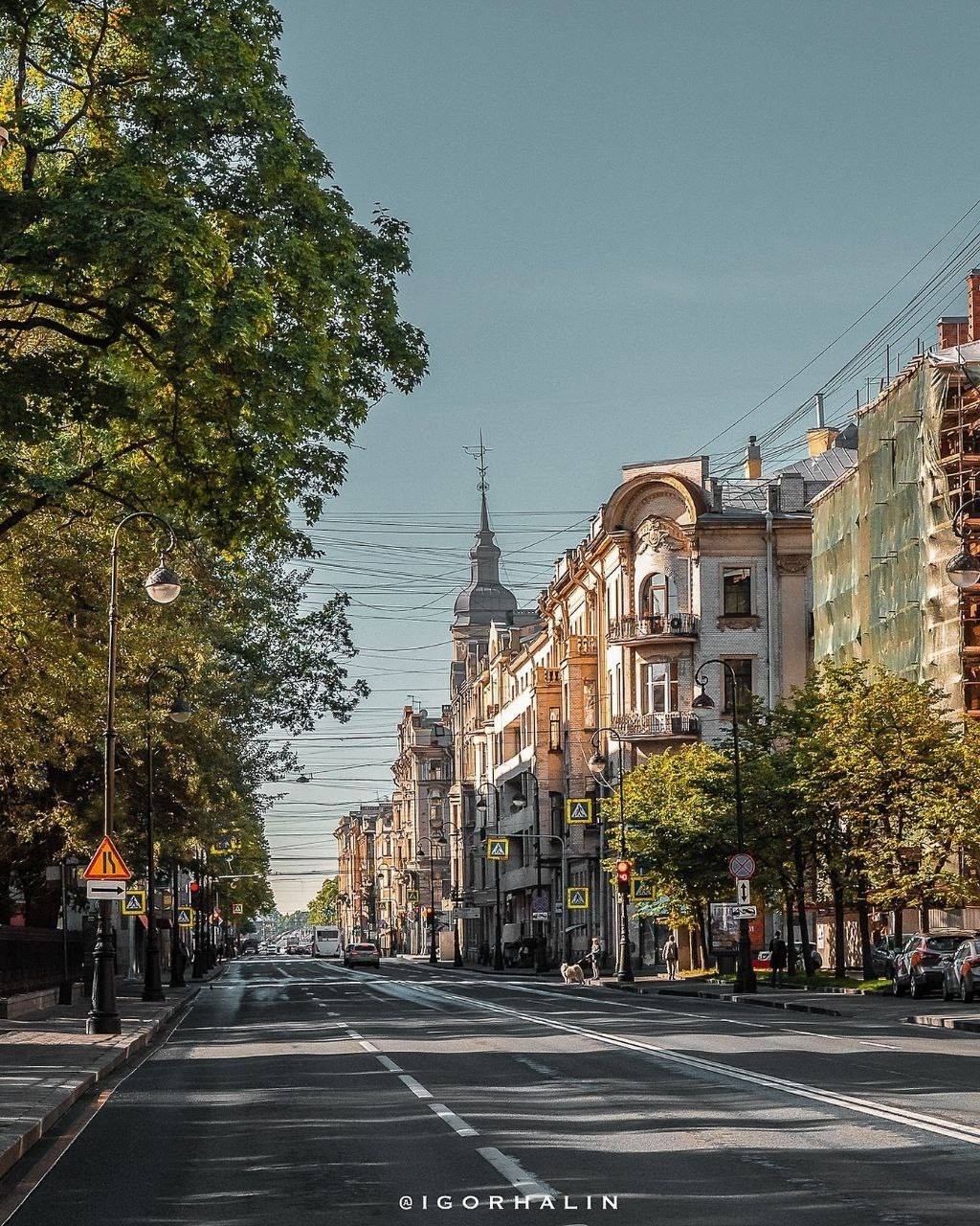 Погуляем по Каменоостровскому проспекту?🚶🏻‍♂️‍➡️🙌🏼

🤔Территория вдоль проспекта была востребована и до начала 20 века, тогда это была частная, провинциальная и в основном деревянная застройка.Жили там купцы, мещане и офицеры, за заборами прятались огороды, теплицы и фруктовые сады.

Что там теперь — пойдем смотреть!👇🏼

📍Дом Бенуа
Каменноостровский проспект, 26-28

📍Сад Андрея Петрова
Рядом с Домом Бенуа

📍Доходный дом Горбова
Австрийская площадь, 3

📍«Дом с башнями» 
Каменноостровский проспект, 35

📍Каменноостровский дворец
набережная Малой Невки, 1

📍Лопухинский сад 
Перед мостом на Каменный островский сад #Питер #СПБ #Ленинград #looky #Москва #spb