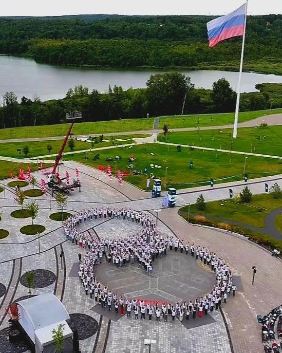 Это было просто невероятное окончание фестиваля Новых медиа в Сенеже - матрёшка из космоса.

Третий заключительный день мы провели в движении, вернее Наташа его начала с забега в 5 километров и получила за это медаль (я остался немного  поработать перед отъездом).
Потом была она - гигантская матрёшка, которую пролетающий спутник должен был сфоткать из космоса (это не шутка). Получилось или нет, узнаем чуть позже, но к сожалению набежали тучи, которые могут этому помешать.
Но наш флешмоб зато сняли с квадрика, получилось так же эффектно.
Но и всё, уже возле Бузи мы сделали заключительную фоточку и поехали в Москву, у нас здесь небольшие дела.
Но это ещё не всё, помните мы вам рассказывали о супер-пупер спикерах? Так вот, как нам дадут фоточки, мы вам расскажем, кто это был, да и просто покажем фоточки нашего классного мероприятия!

#отдых #москва #фестиваоь #мнм #новыемедиа #топблог #россиястранавозможностей #автобродяги